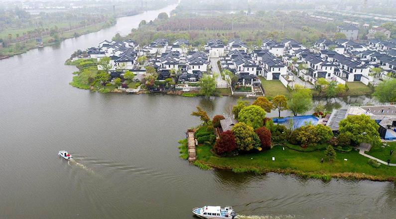 水韻湖城太清沿岸長(zhǎng)興縣楊家浦國(guó)控?cái)嘌桓?></a>
		<figcaption>
<h4>水韻湖城太清沿岸長(zhǎng)興縣楊家浦國(guó)控?cái)嘌桓?/h4>
<em>河道生修復(fù)工程</em>
<p>本工程位于洪橋鎮(zhèn)，本次生態(tài)修復(fù)范圍為北橫港及其叉港，東段為楊家浦閘至圖影扶欄橋段，西段為楊家浦港至陽(yáng)墩漾，主河道總長(zhǎng)7.36km，叉港總長(zhǎng)8.15km。所需松木樁規(guī)格為3米小頭11-12CM型號(hào)，所用數(shù)量為:10萬(wàn)根左右。松木樁在生態(tài)修復(fù)中可以發(fā)揮重要作用。它可以幫助改善水土流失，保護(hù)水體，減少污染物向水體的遷移，促進(jìn)水體環(huán)境的恢復(fù)。</p>
</figcaption>
		</figure>
			    <figure class=