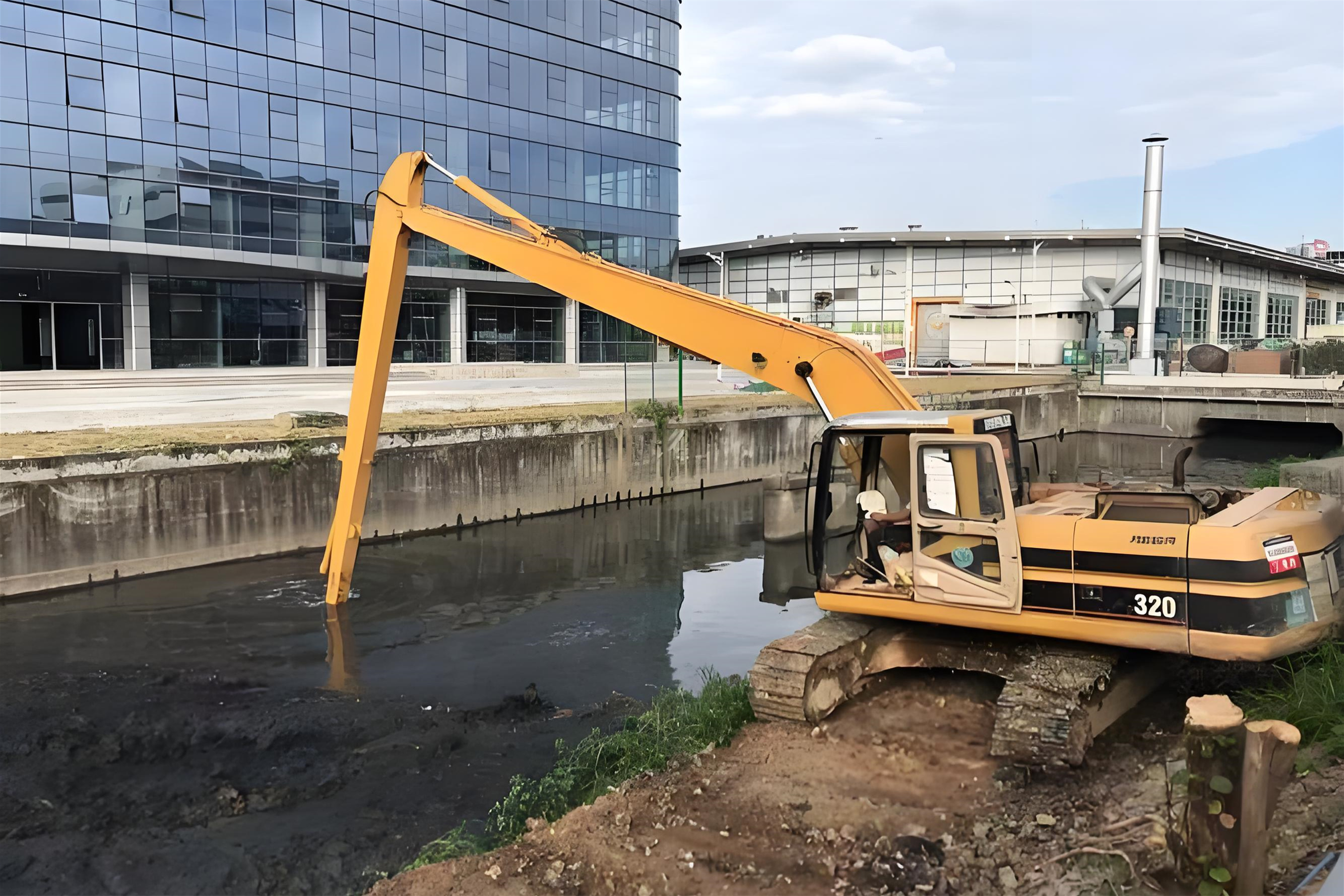 貴州銅仁挖機(jī)清淤施工隊(duì) - 魚塘清淤的費(fèi)用大概需要多少?