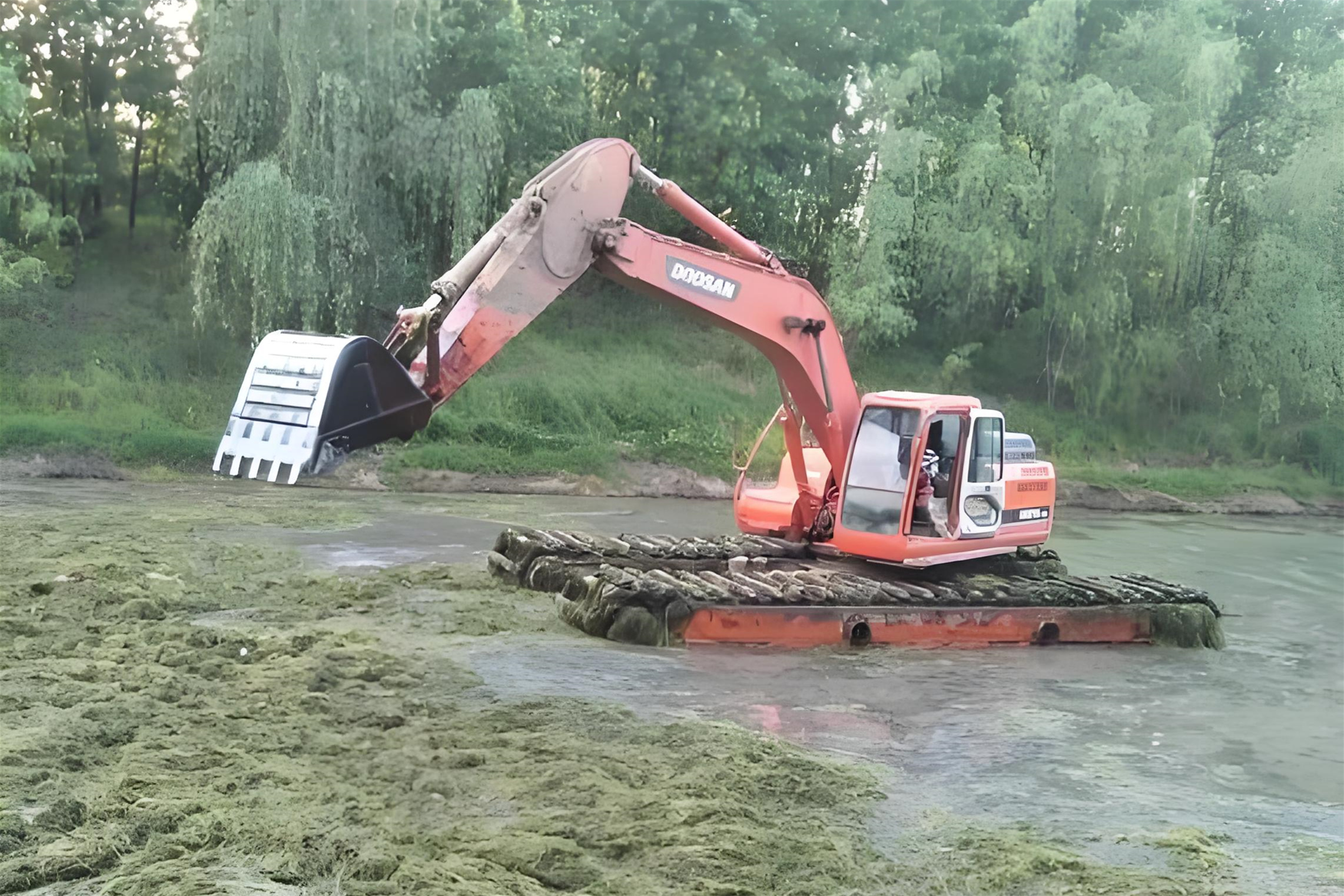 廣西南寧挖機清淤施工隊-沼澤清淤怎樣防止挖掘機下陷?