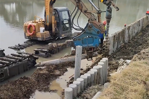 水泥樁批發廠家泓樺錦嘉-水泥仿木樁適合用于河道護坡嗎？