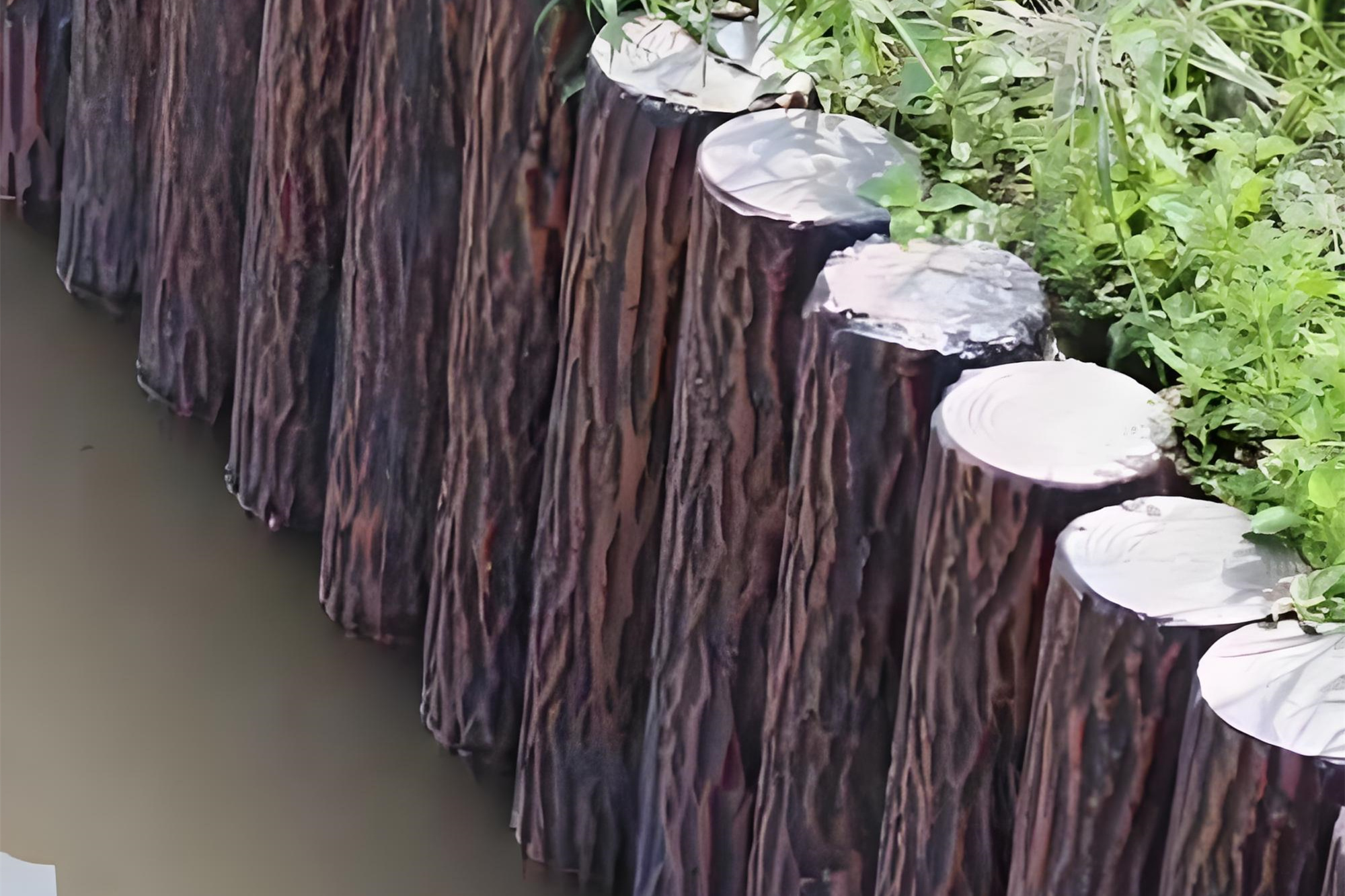 水泥樁批發(fā)廠家泓樺錦嘉-水泥仿木樁的顏色會褪色嗎?