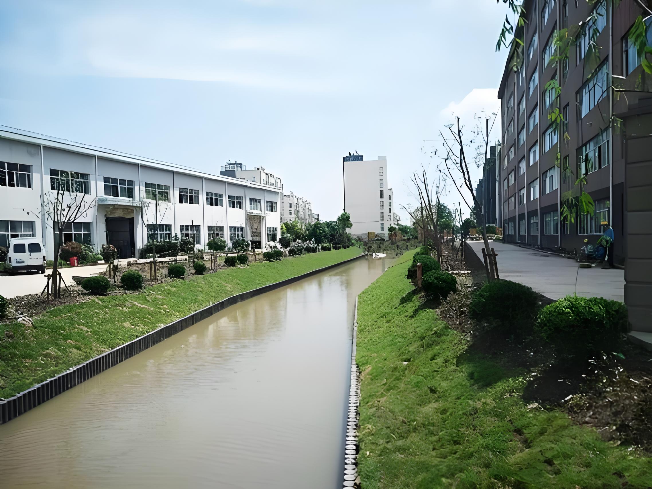 水泥仿木樁廠家泓樺錦嘉 - 河道仿木樁的規格怎么根據河道寬度選？